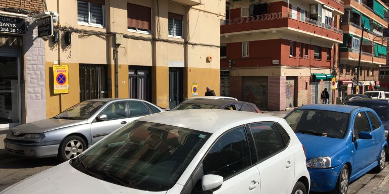 Coches estacionados en la calle de la Font d'en Canyelles / METRÓPOLI - RP
