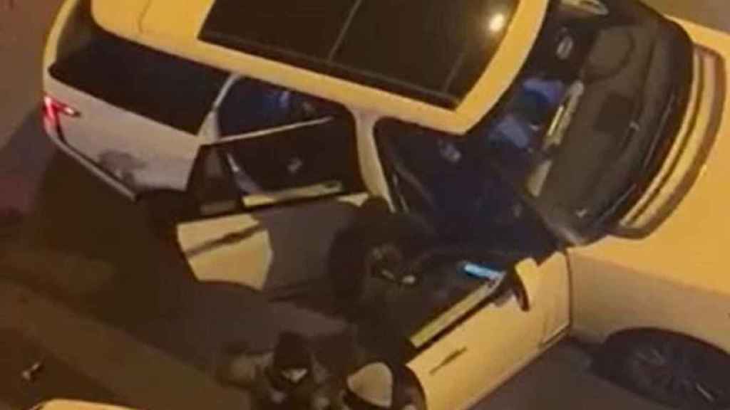 Un grupo de encapuchados roba un coche de lujo en Sarrià