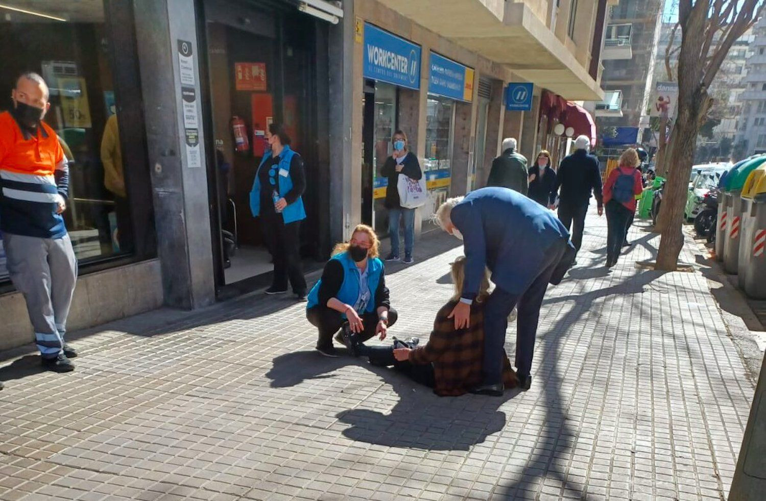 La víctima del violento robo en la calle Ganduxer, tendida en el suelo tras el asalto / ISAAC MARÍN - TWITTER