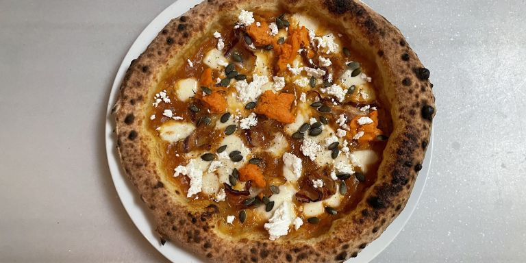 Pizza con rema de calabaza asada, boniato, mozzarella, panceta curada y ricota de cabra de Sartoria Panatieri / BMAGAZINE