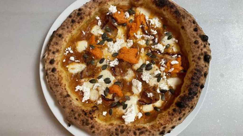 Pizza con rema de calabaza asada, boniato, mozzarella, panceta curada y ricota de cabra de Sartoria Panatieri / BMAGAZINE