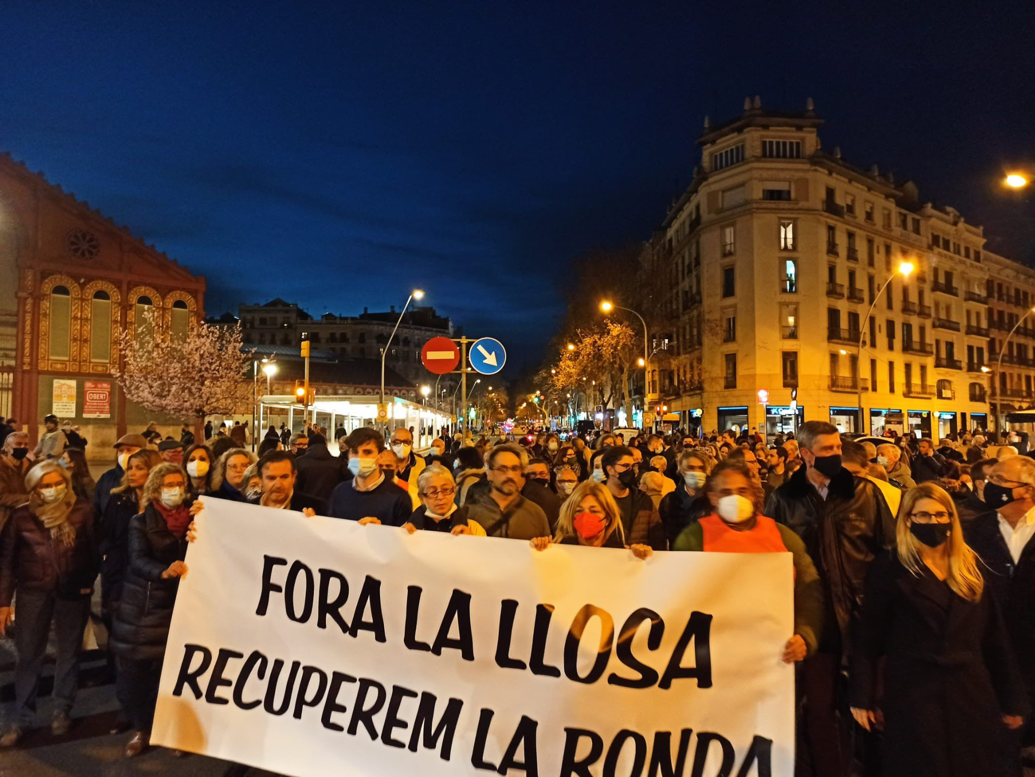 Corte de tráfico para protestar por la presencia de la losa de Sant Antoni / @jmartigalbis