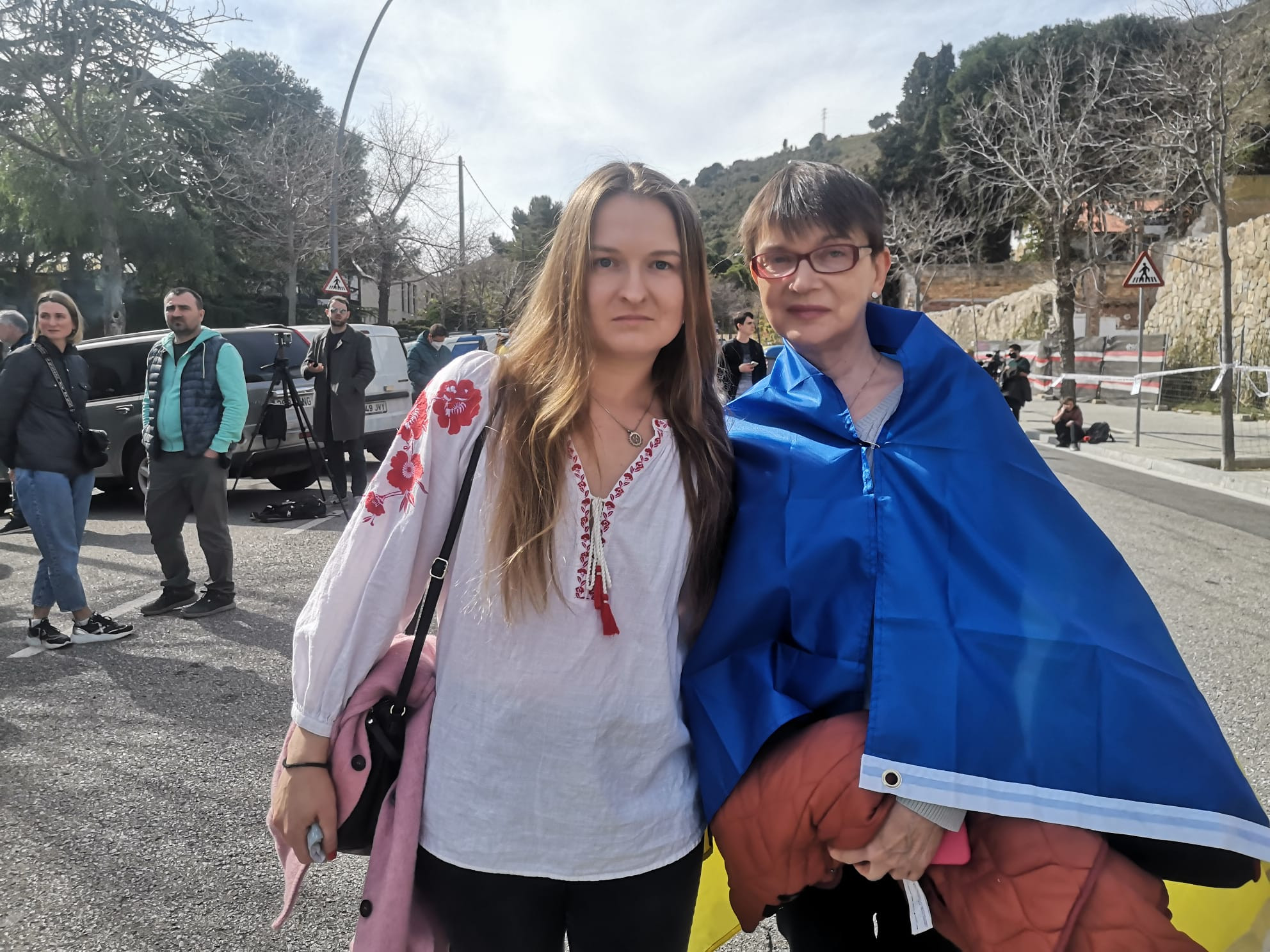 Mariia Rudenko, residente en Sitges, junto a su madre Larysa Rudenko el jueves en el consulado de Rusia / GUILLEM ANDRÉS