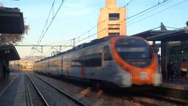 Un tren de la R1 de Rodalies en Sant Adrià de Besòs / YOUTUBE