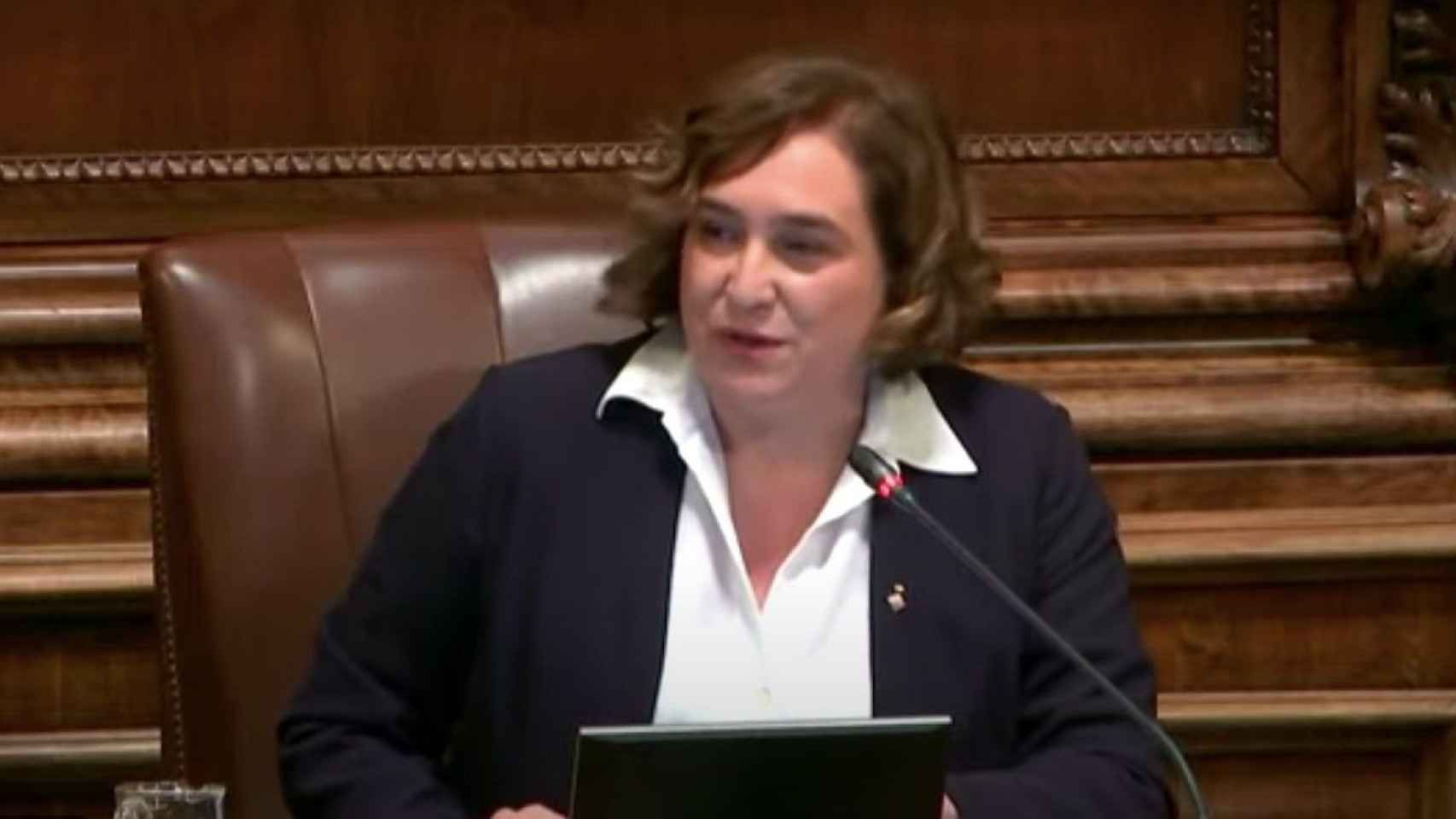 Colau, que declarará ante el juez el viernes, en el pleno del Ayuntamiento / AYUNTAMIENTO DE BARCELONA