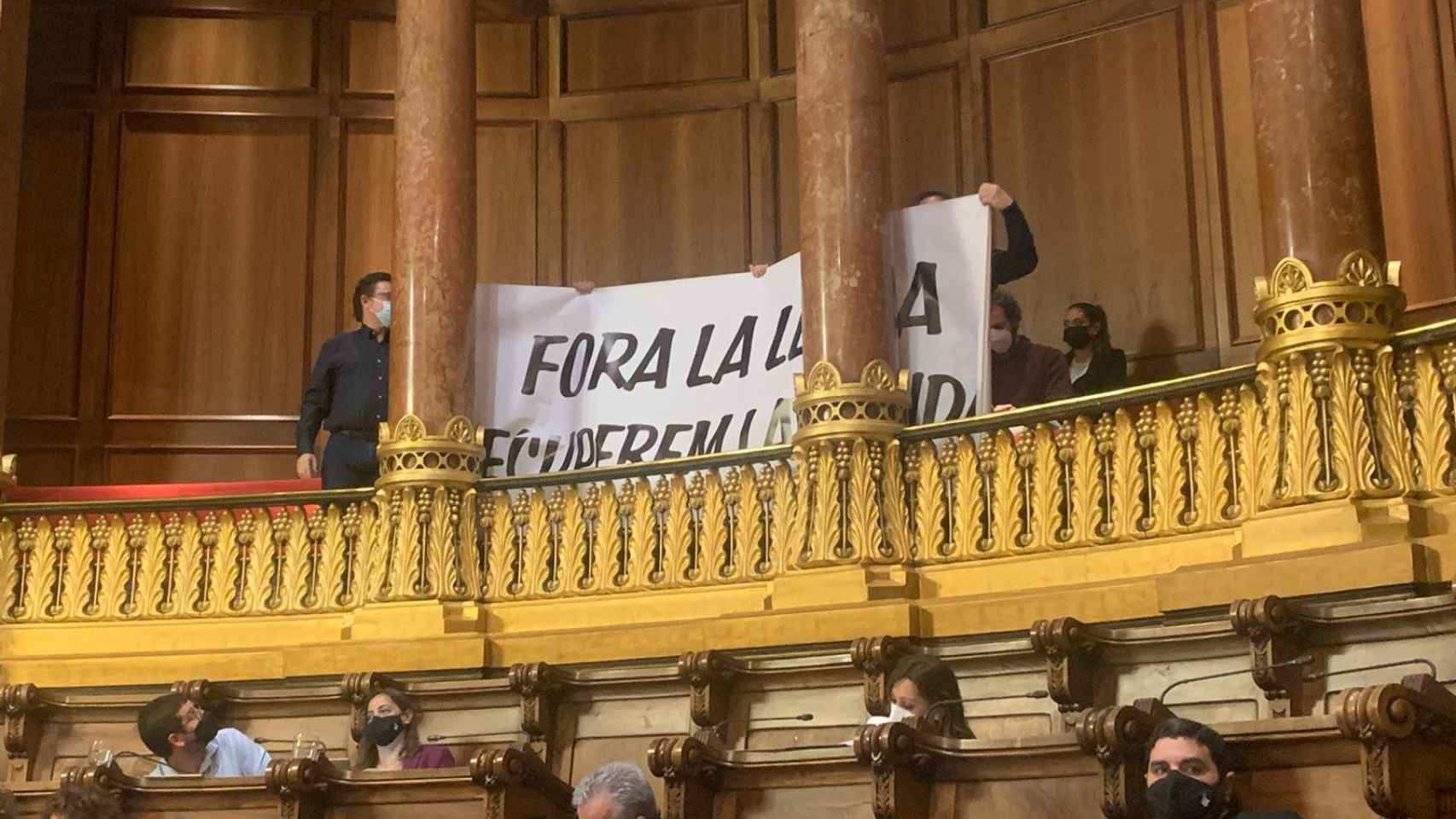 Una pancarta contra la losa de Sant Antoni en el pleno municipal / CEDIDA