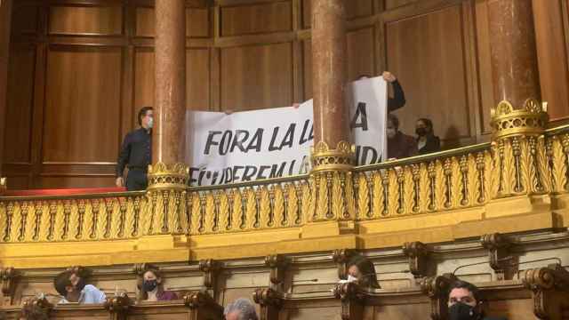 Una pancarta contra la losa de Sant Antoni en el pleno municipal / CEDIDA