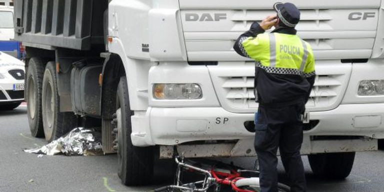 Accidente mortal de bicicleta en la confluencia entre las calles Aribau y Diputació en 2012 / EFE