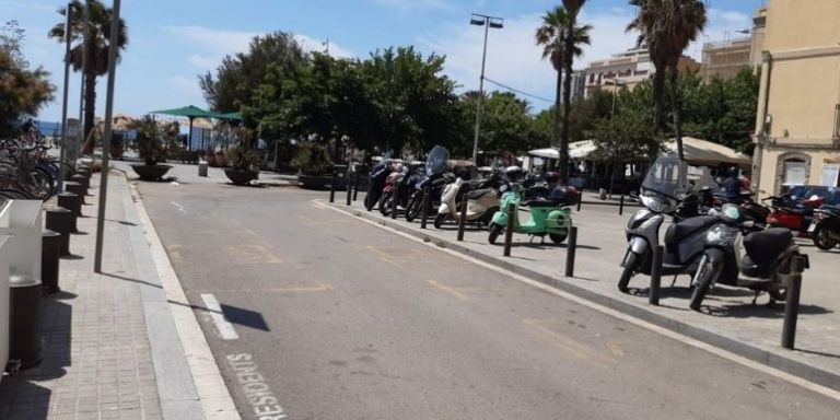 Parkings adaptados con la pintura borrada en la playa de Sant Miquel / CEDIDA