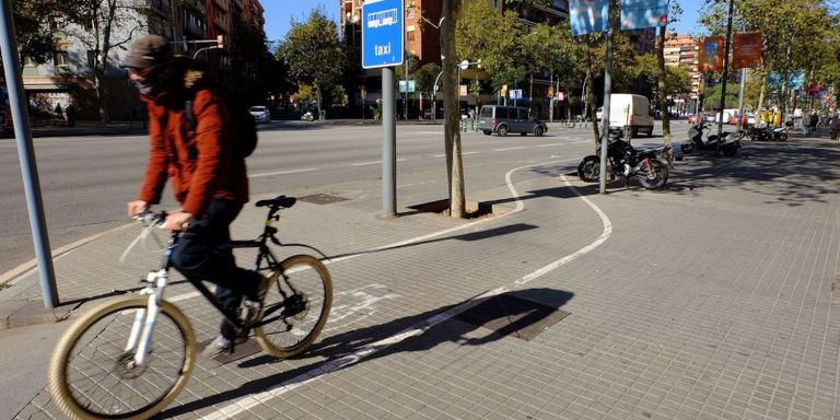 Un ciclista circula por un carril bici en la avenida Meridiana / AYUNTAMIENTO DE BARCELONA