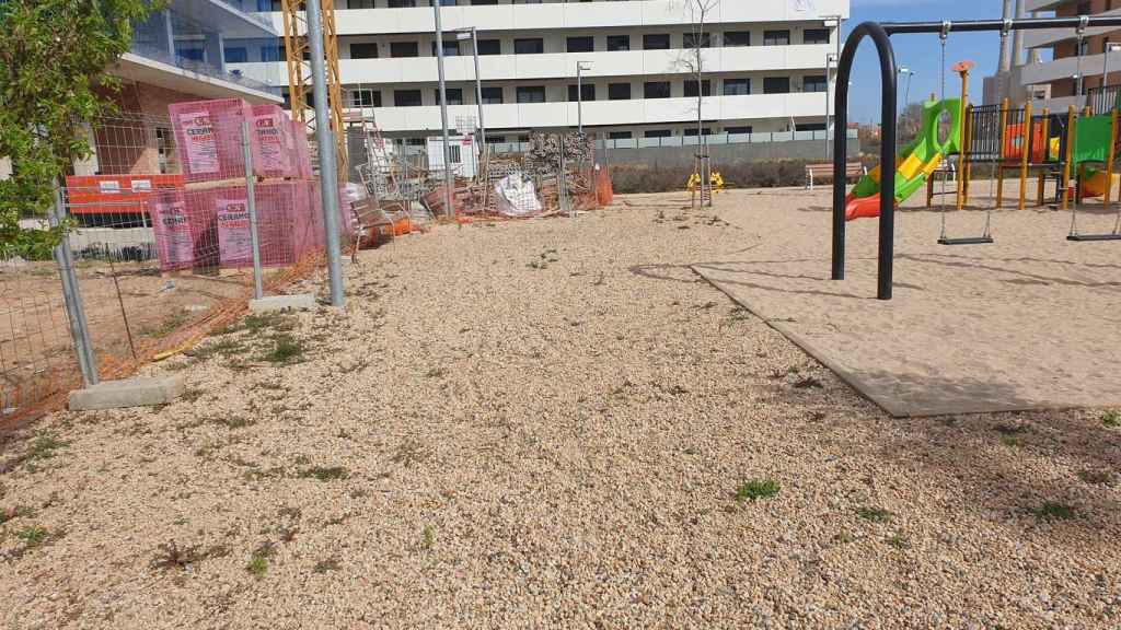 Las obras de los pisos de La Catalana invaden uno de los parques infantiles de Sant Adrià / CEDIDA