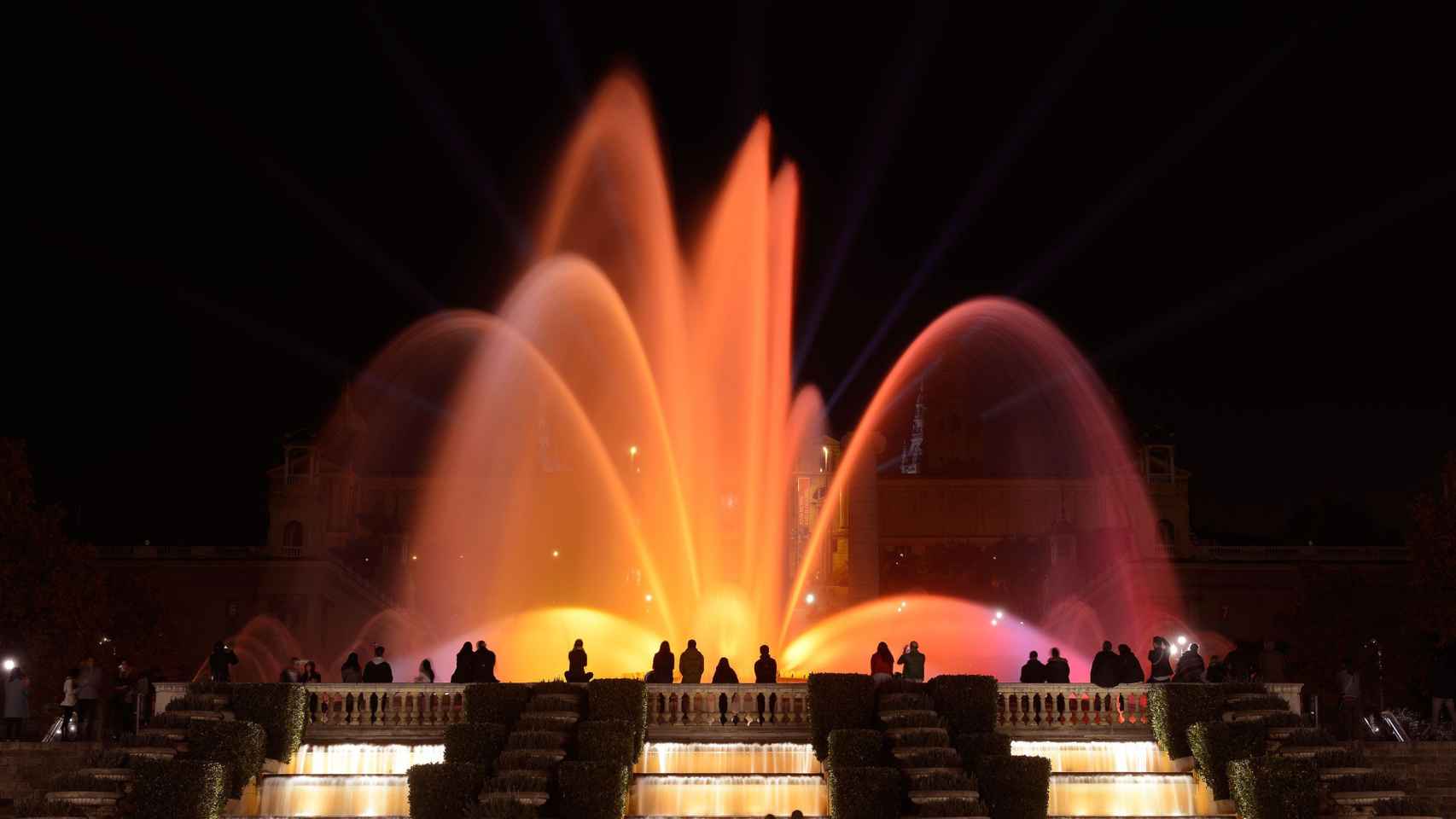 La Font Màgica de Montjuïc, iluminada, una de las fuentes ornamentales de Barcelona / AYUNTAMIENTO DE BARCELONA