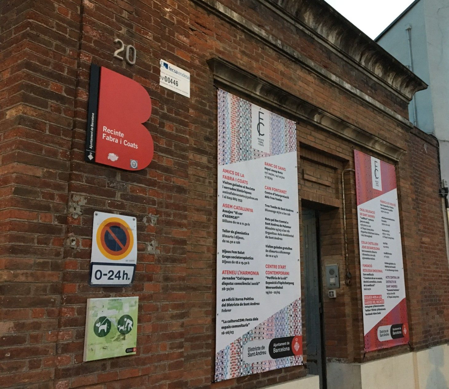 Acceso al recinto de Fabra i Coats de Sant Andreu / METRÓPOLI - RP