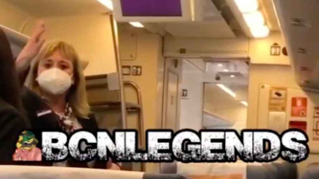 Momento en el que una empleada de Renfe espeta a un pasajero ¡Vete a tu país! / 'BCN LEGENDS' - TELEGRAM