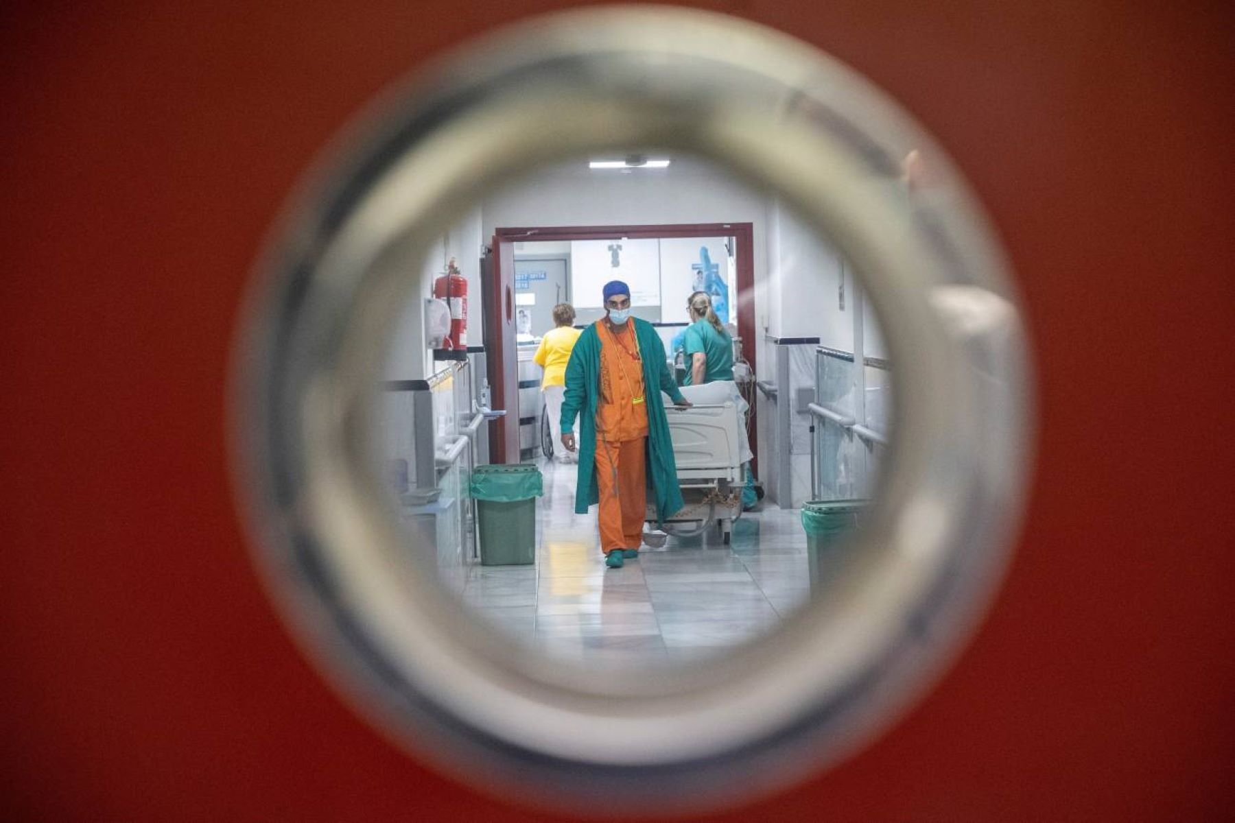 Personal sanitario trabaja en una planta del hospital durante el coronavirus / EFE - Rodrigo Jiménez