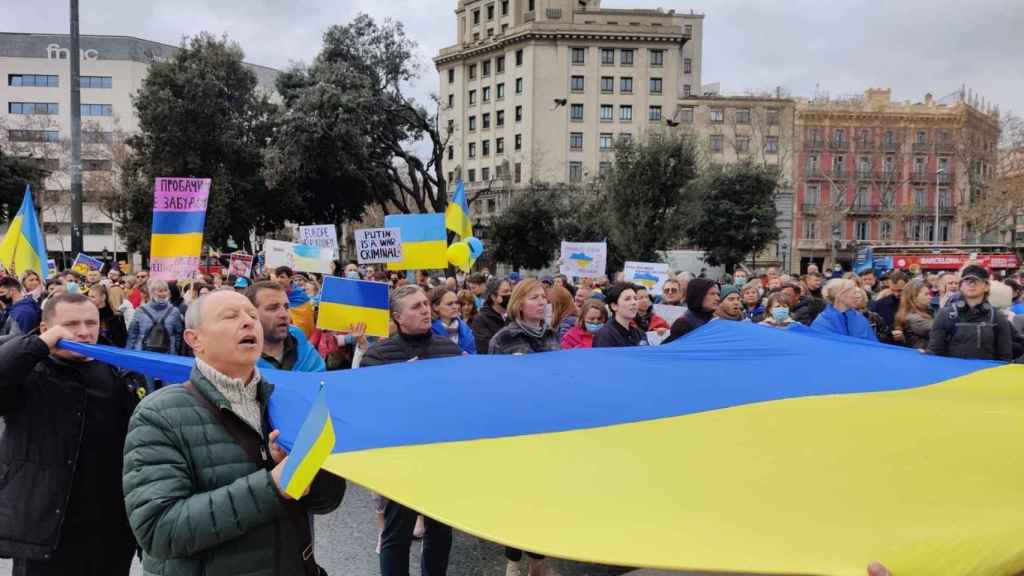 Manifestantes contra la invasión de Ucrania en la plaza de Catalunya / EUROPA PRESS
