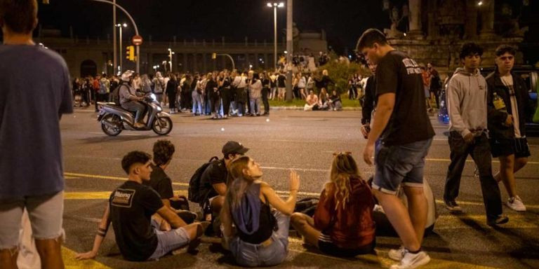 Varios menores consumen alcohol en la vía pública tras el levantamiento de las restricciones / EUROPA PRESS