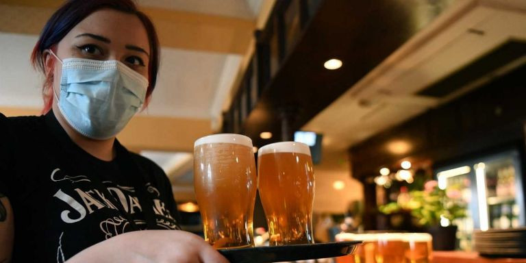 Una camarera con la mascarilla en una imagen de archivo / EFE