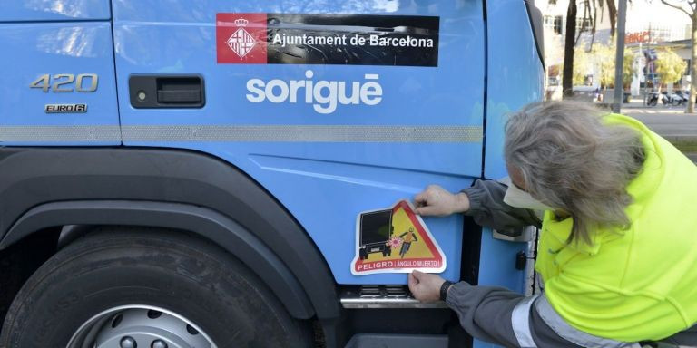 Este es el nuevo distintivo que llevarán los vehículos municipales / AYUNTAMIENTO DE BARCELONA