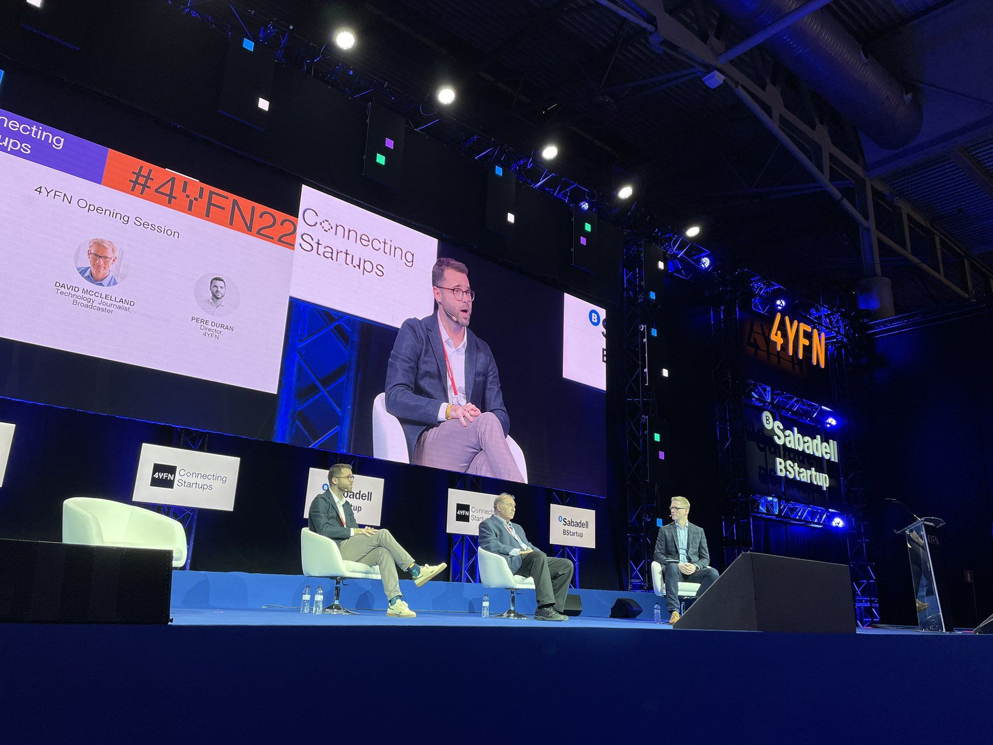 El director del 4YFN, Pere Duran, y el presidente del evento, Yossi Vardi, en el escenario del Banco Sabadell / 4YFN