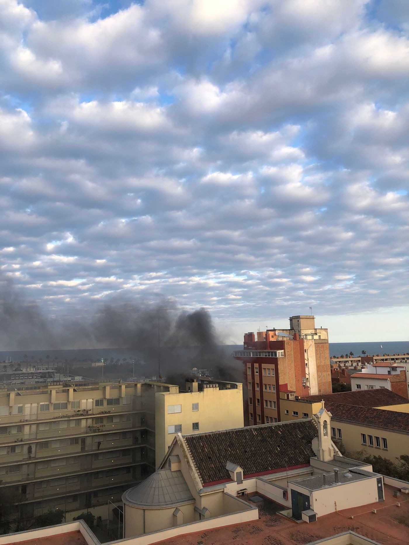 Gran columna de humo provocada por el incendio de la Barceloneta / CEDIDA