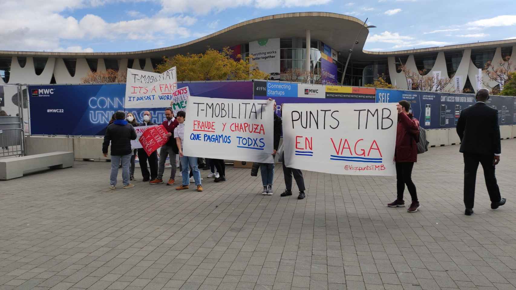 Trabajadores de los puntos de información de TMB concentrados a las puertas del Mobile World Congress / TWITTER