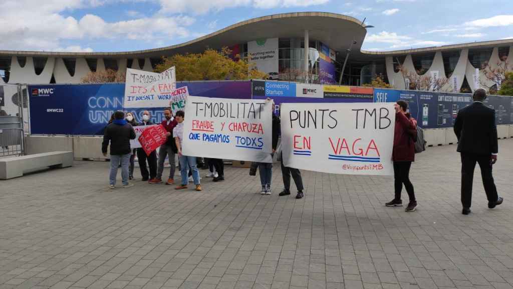 Trabajadores de los puntos de información de TMB concentrados a las puertas del Mobile World Congress / TWITTER