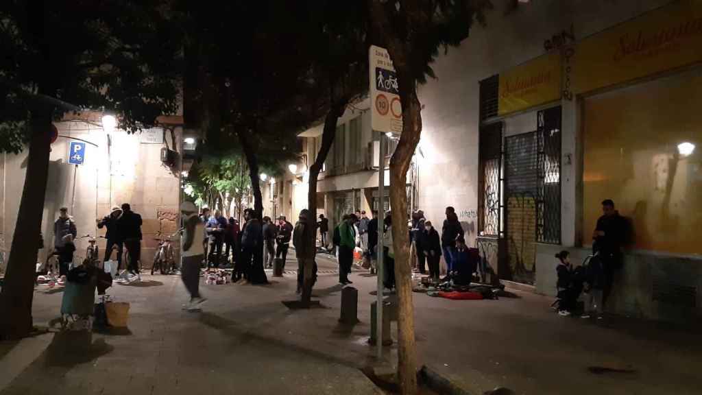 Vendedores ambulantes en la plaza del Dubt del Raval este martes