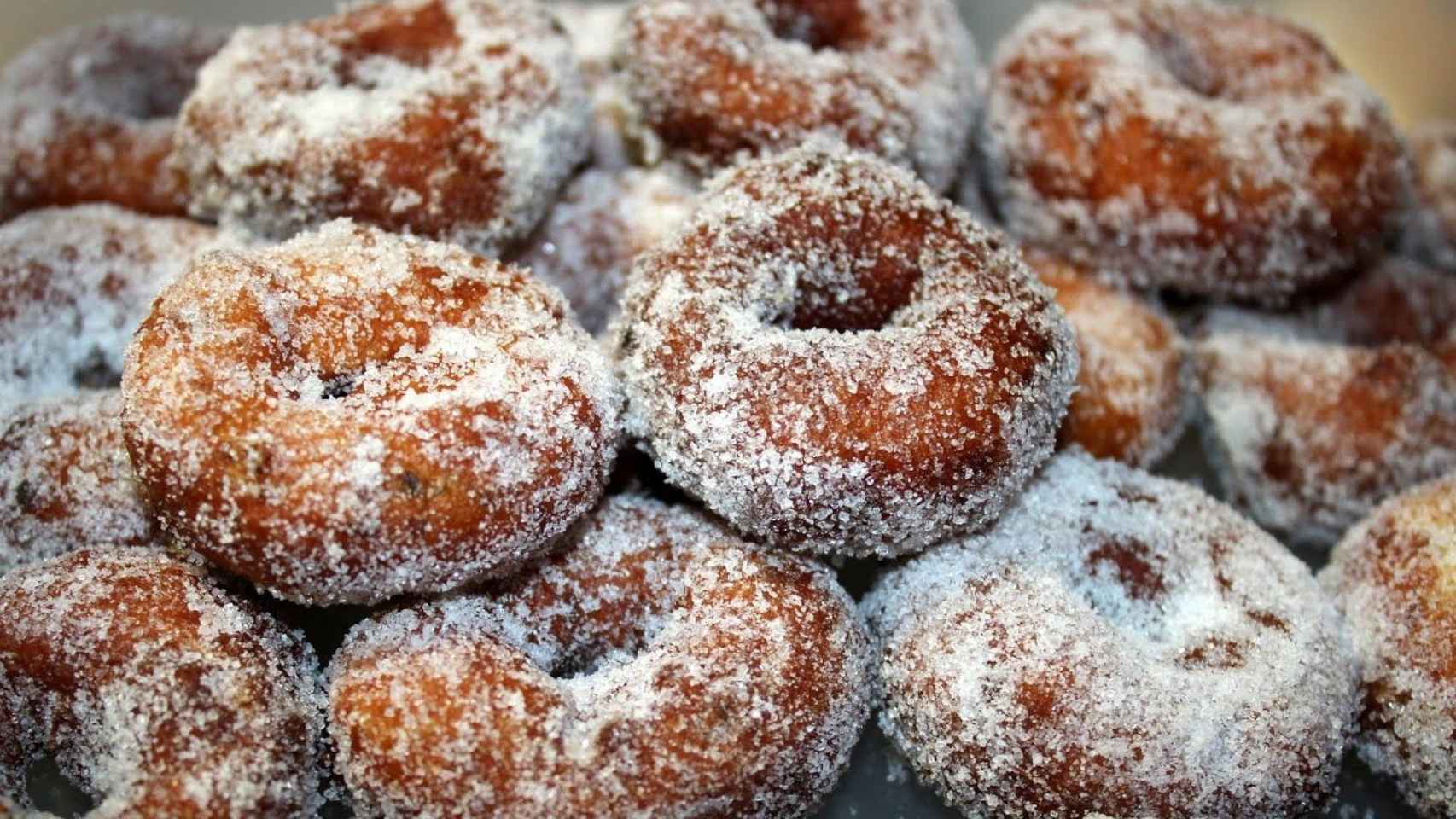 Buñuelos elaborados en una de las mejores pastelerías de Barcelona / GREMI DE FLEQUERS