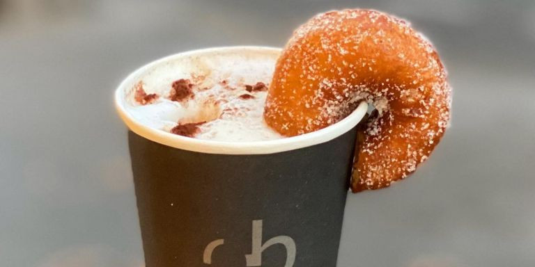 Buñuelo en un café de Oriol Balaguer / INSTAGRAM