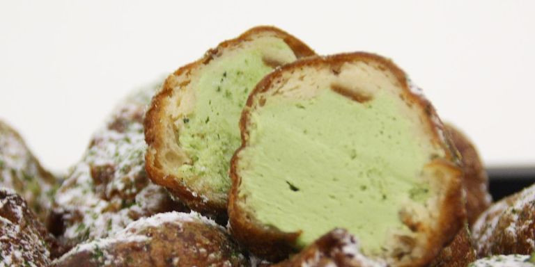 Buñuelos rellenos de crema de té matcha de Takashi Ochiai / INSTAGRAM