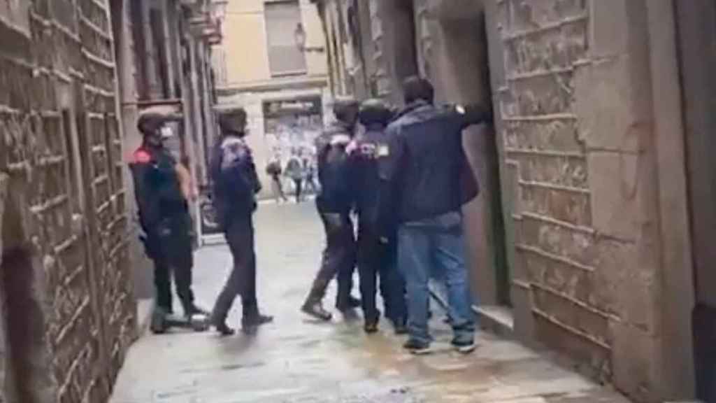 Agentes realizan una entrada en la operación antidroga en Ciutat Vella / MOSSOS D'ESQUADRA