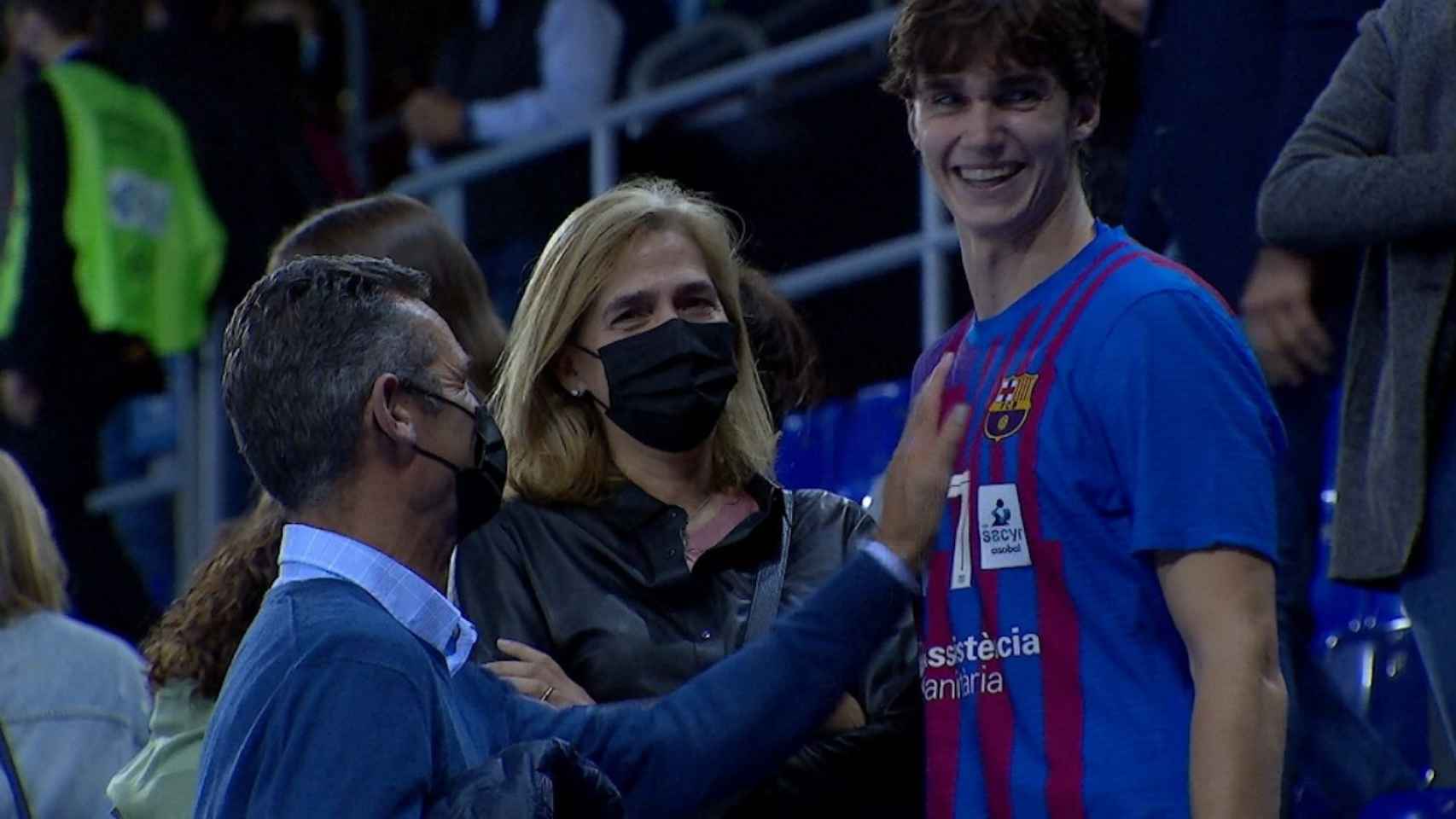 Pablo Urdangarin con sus padres en el Palau Blaugrana / JOANRVALLVE