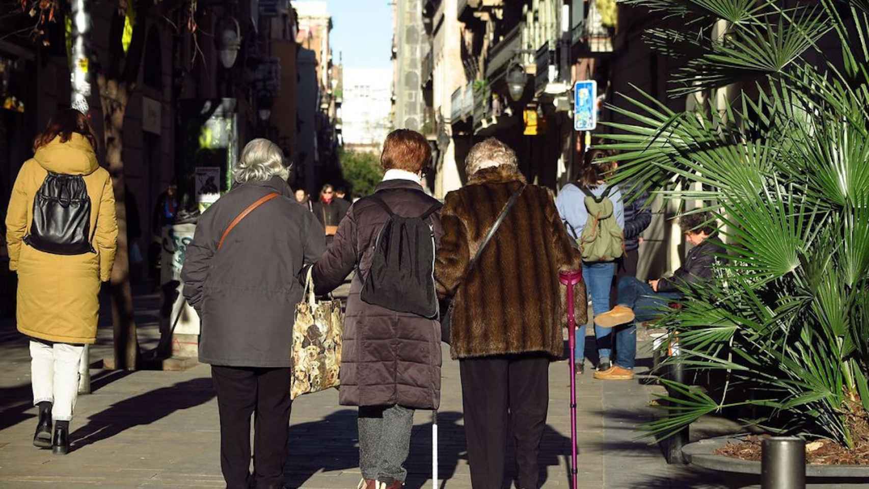 Mujeres pasean por la calle Astúries de Barcelona en una imagen de archivo / AYUNTAMIENTO DE BARCELONA