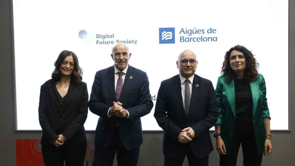 Representantes de Aigües de Barcelona y de Digital Future Society en la presentación del convenio /