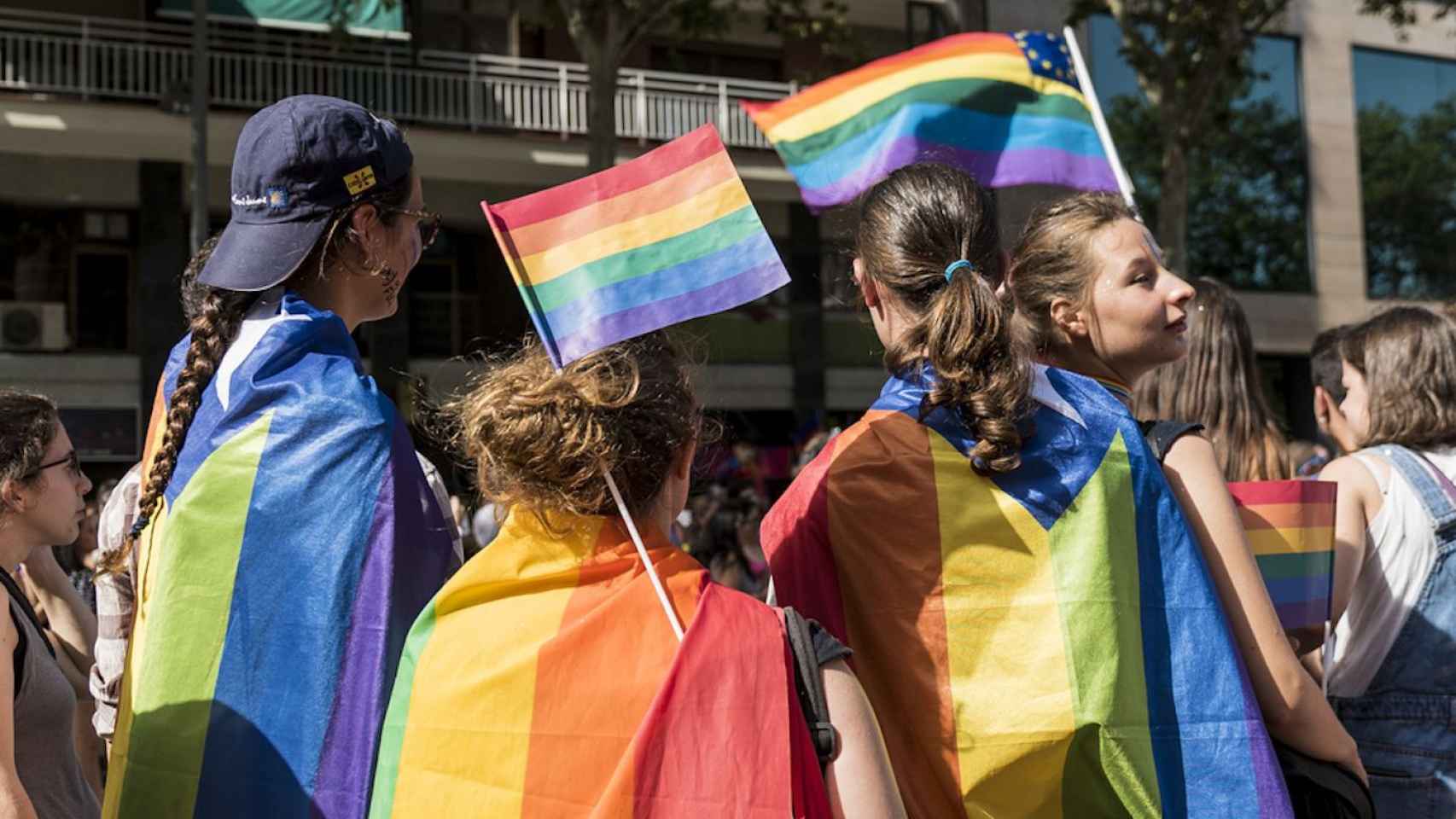 Un grupo de jóvenes protesta contra los delitos de odio y discriminación contra el colectivo LGTBI / AJUNTAMENT DE BARCELONA