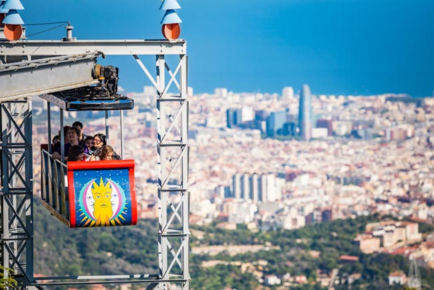 El Embruixabruixes, con Barcelona al fondo / PARQUE DE ATRACCIONES DEL TIBIDABO