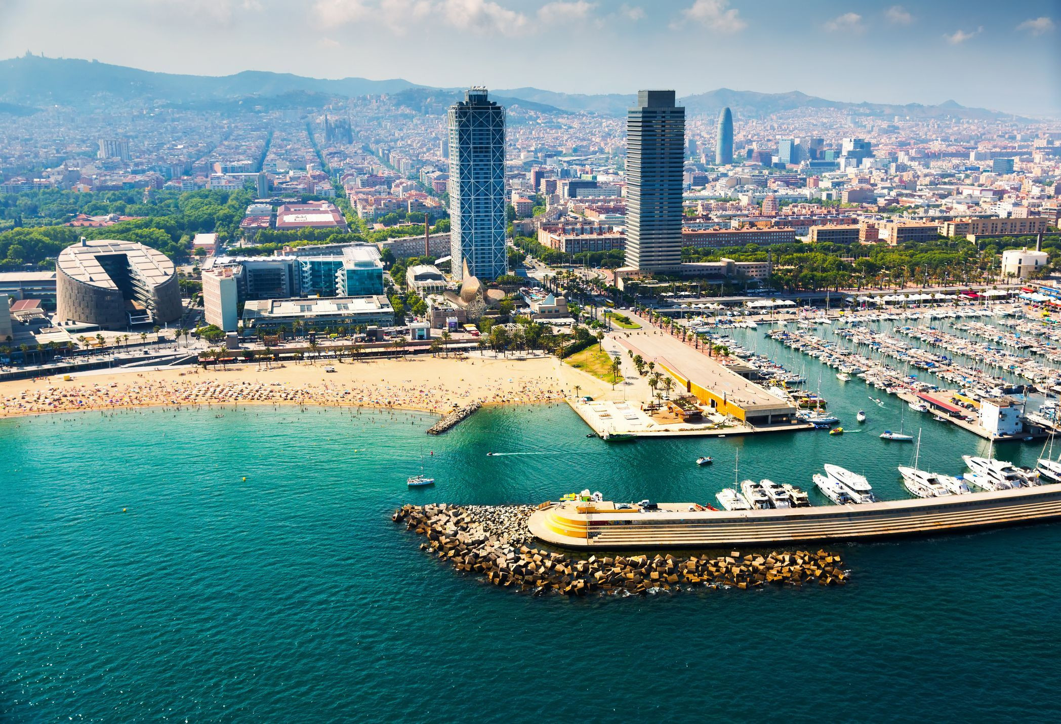 Panorámica de Barcelona desde el mar / ARCHIVO