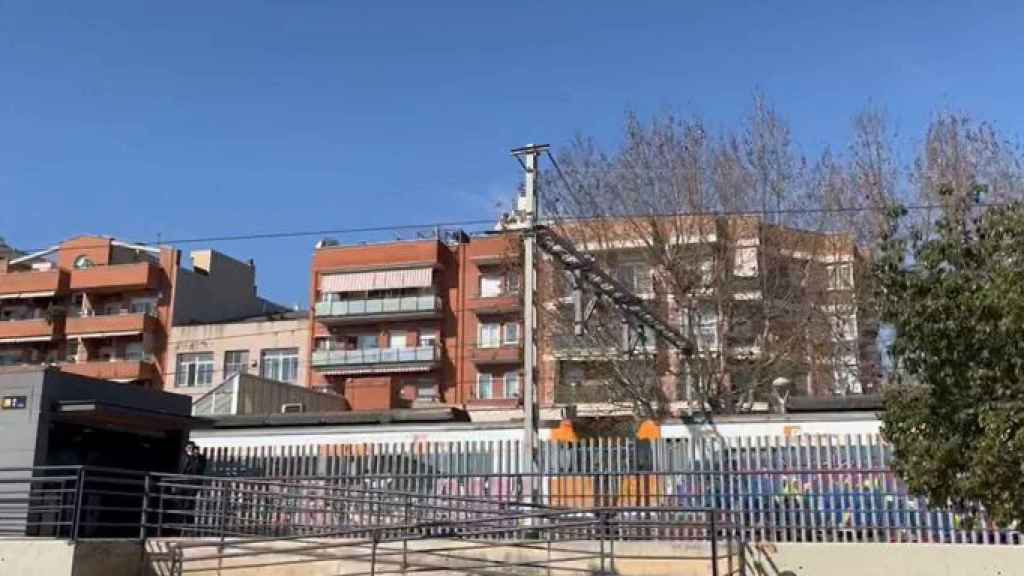 El paso del tren de la R1 de Rodalies por Sant Adrià / METRÓPOLI