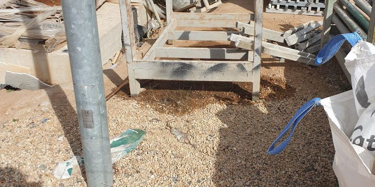 Restos de material de obra en La Catalana / CEDIDA