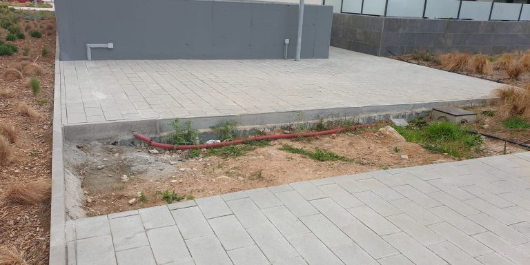 Cables al descubierto en el suelo de La Catalana / CEDIDAS