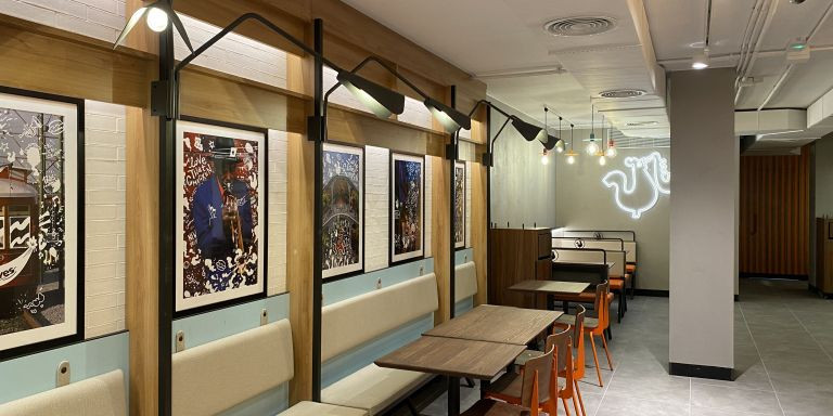 Interior del nuevo restaurante de Popeyes en Barcelona / METRÓPOLI