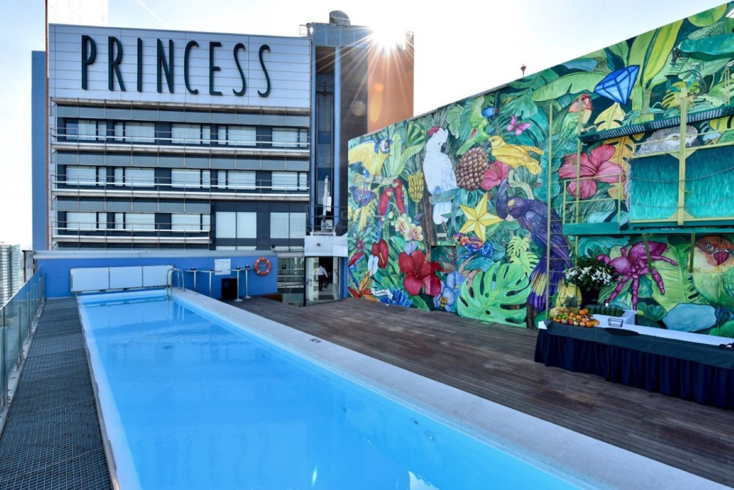 Piscina y fachada de la cadena hotelera Princess de Barcelona