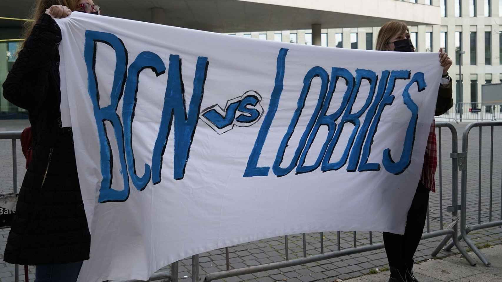 Manifestación contra los lobbies este viernes en la Ciutat de la Justícia / METRÓPOLI