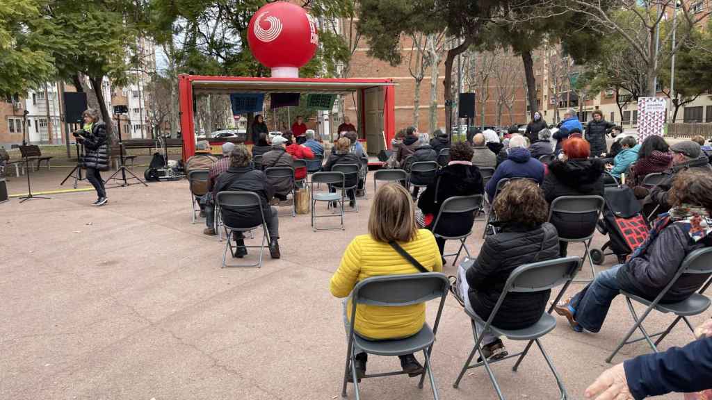 Mitin de los comunes en el distrito de Sant Martí de Barcelona / METRÓPOLI