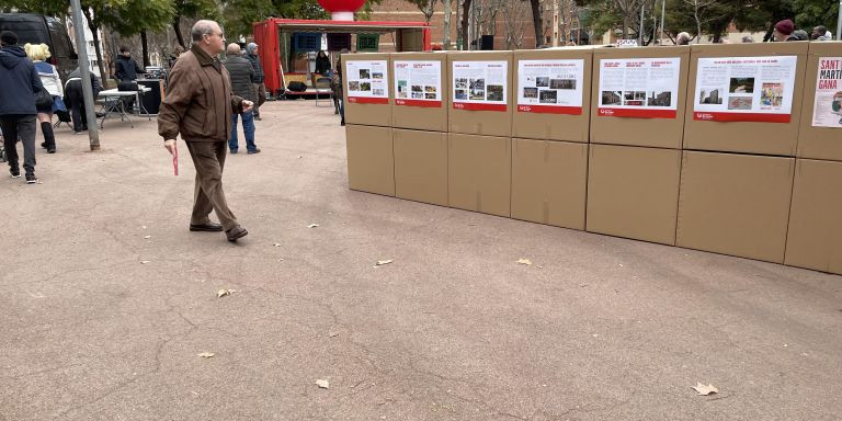 Propaganda en un mitin de los comunes en Sant Martí / METRÓPOLI