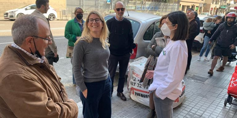 La líder de JxCat en el Ayuntamiento de Barcelona, Elsa Artadi, hablando con vecinos de la calle Balmes / JUNTS