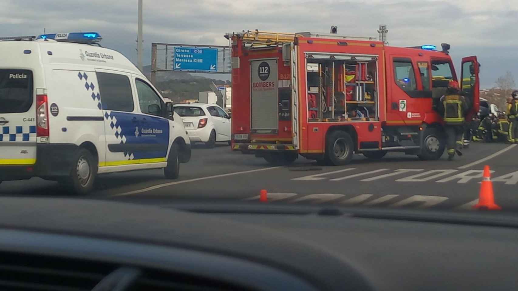 Guardia Urbana y Bomberos en el lugar del accidente en el Nus de la Trinitat / CEDIDA