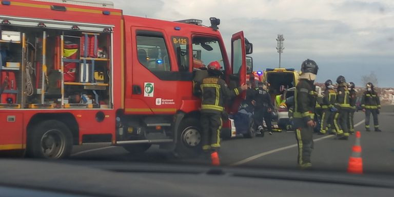 Bomberos en el lugar del accidente en el Nus de la Trinitat / CEDIDA