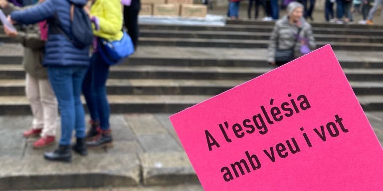 La coordinadora de mujeres creyentes Alcem la Veu manifestándose delante de la Catedral de Barcelona / TWITTER